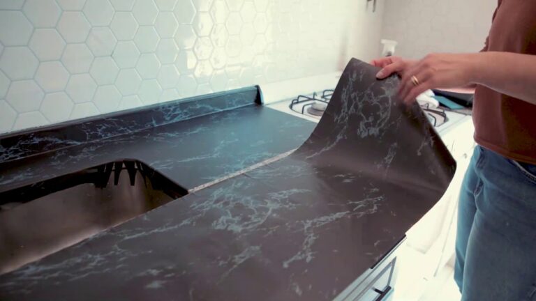 Descubre la elegancia y durabilidad del vinilo para cocinas con efecto mármol